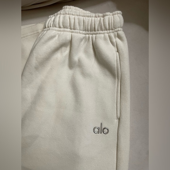 Alo Yoga NWOT Accolade Straight Leg Sweatpants in Bone Size M - Picture 9 of 9